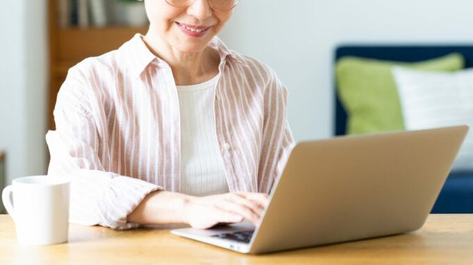「実は、まだ働いているの」〈年金月8万円〉79歳母が明かした“月30万円超”の収入源…。54歳息子が知らなかった母の“もう一つの顔”