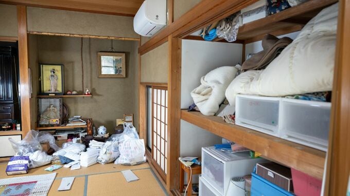 終わった…父が死去した3か月後にドイツから帰国した54歳息子。荒れ放題の実家で見つけた「一通のお知らせ」が招いた悪夢