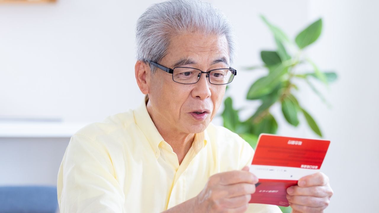 「誰の稼ぎで暮らしてきたんだ」定年後、1日中パジャマ姿でテレビを占拠する「退職金2,200万円」の定年夫…58歳妻が机に置いた「2冊の貯金通帳」の中身
