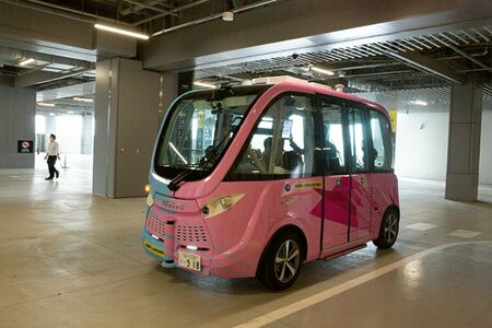 広大な駐車場を巡回して乗客を運ぶ自動運転バス『NAVYA ARMA』(ナビヤ アルマ) 筆者撮影