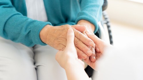 ケアマネの良し悪しを聞ける場所はあるのか。（※写真はイメージです／PIXTA）