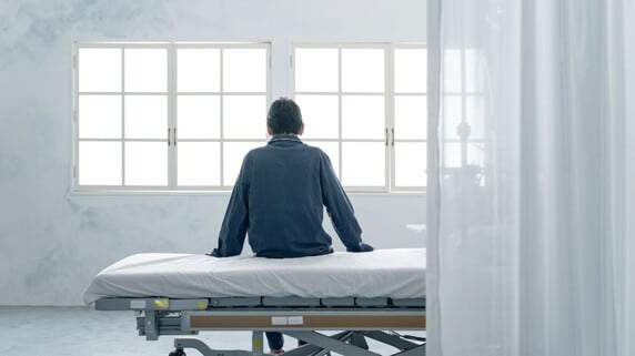 「月13万円の年金で、どう生きればいいの」遠方の兄は“ごめん”のひと言だけ…認知症の父と〈ふたりの生活〉