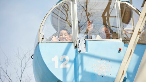 「おじいちゃん、大好き！」孫の可愛い笑顔を拒めなかった〈年金月7万円・貯金70万円の72歳祖父〉の葛藤。大混雑の遊園地で“1日で5万円”を散財した、老後資金を脅かす恐怖の1日【FPの助言】