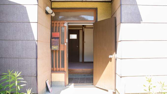 「誰も来ないと思ってたから…」居間から響く、79歳母の小さな声。アポなしで帰省した54歳男性が“実家の扉を開けて凍りついた”理由