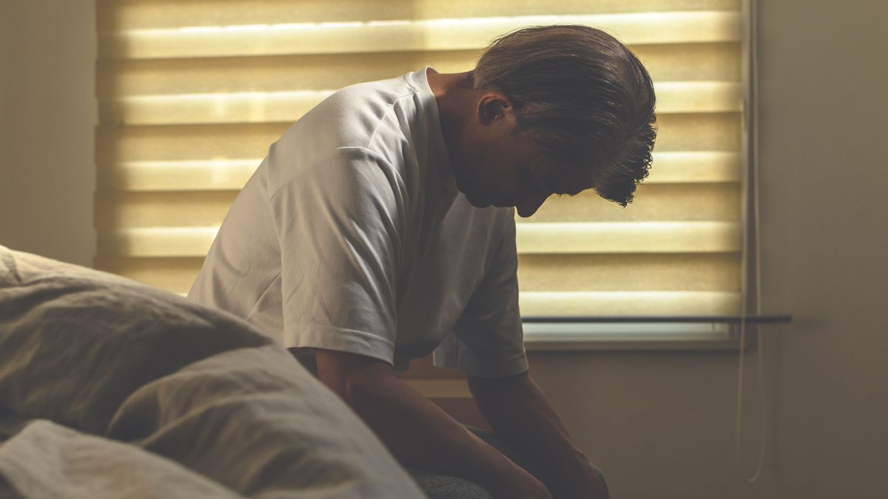 悔やんでます…〈月収45万円〉58歳サラリーマン、長男・第一志望合格で歓喜も「親子で500万円の借金」、老後崩壊の現実を前に「夜もぐっすり寝られません」