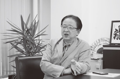 安延 申氏：国際大学GLOCOM上席客員研究員、全国ソフトウェア協同組合 連合会会長。通商産業省（現経済産業省）時代、IT戦略会議の創設など日本 のIT政策に関わる。退職後は、米国スタンフォード大学日本センター研究所 長などを歴任。