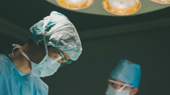 新人勤務医は何を見た?「お前の仕事だろ」手術室での出来事…