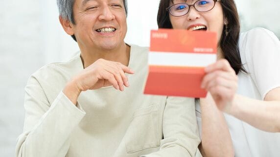 「何かの間違いに決まっている…」年金32万円・元公務員の60代夫婦が記帳して震えた瞬間。通帳に並ぶ〈9桁の数字〉、老後不安を一瞬で吹き飛ばした“17年前の決断”【FPが解説】
