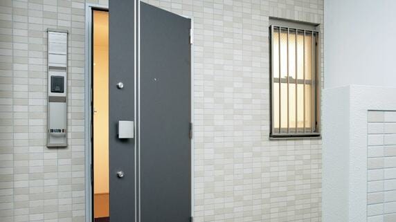 「鍵が開かないの…」という母の声。東京から実家に駆けつけた長男が〈玄関で見た異変〉