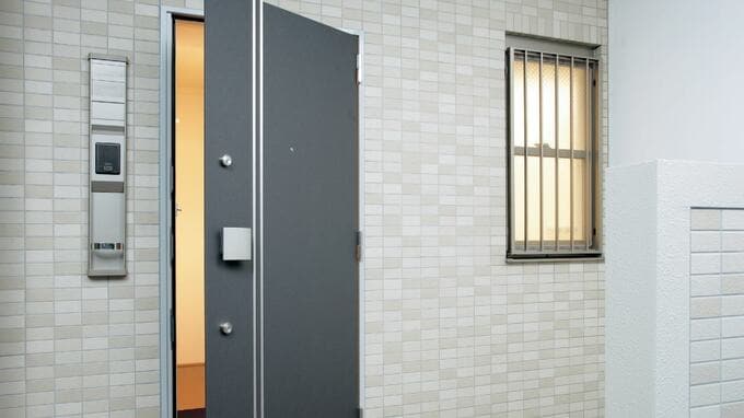 「鍵が開かないの…」という母の声。東京から実家に駆けつけた長男が〈玄関で見た異変〉