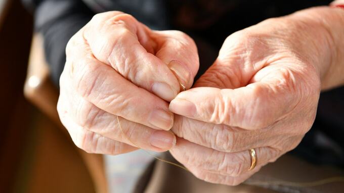 「年金だけで暮らしてると思ってた」〈年金月8万円・80歳女性〉54歳長男が実家で初めて知った、母の“意外な収入源”