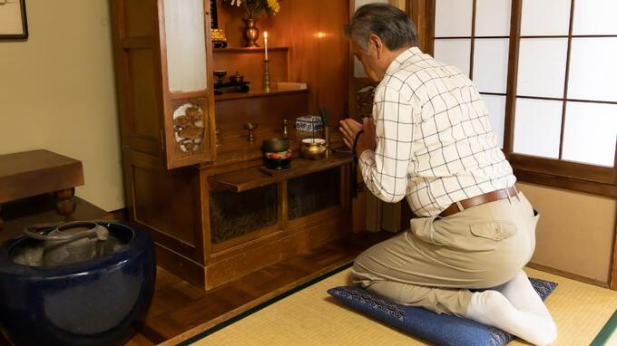 「ごめんな、使い切っちまったよ…」年金月18万円・76歳男性、〈老後資金2,000万円が尽きた日〉遺影に語りかけた後悔の言葉