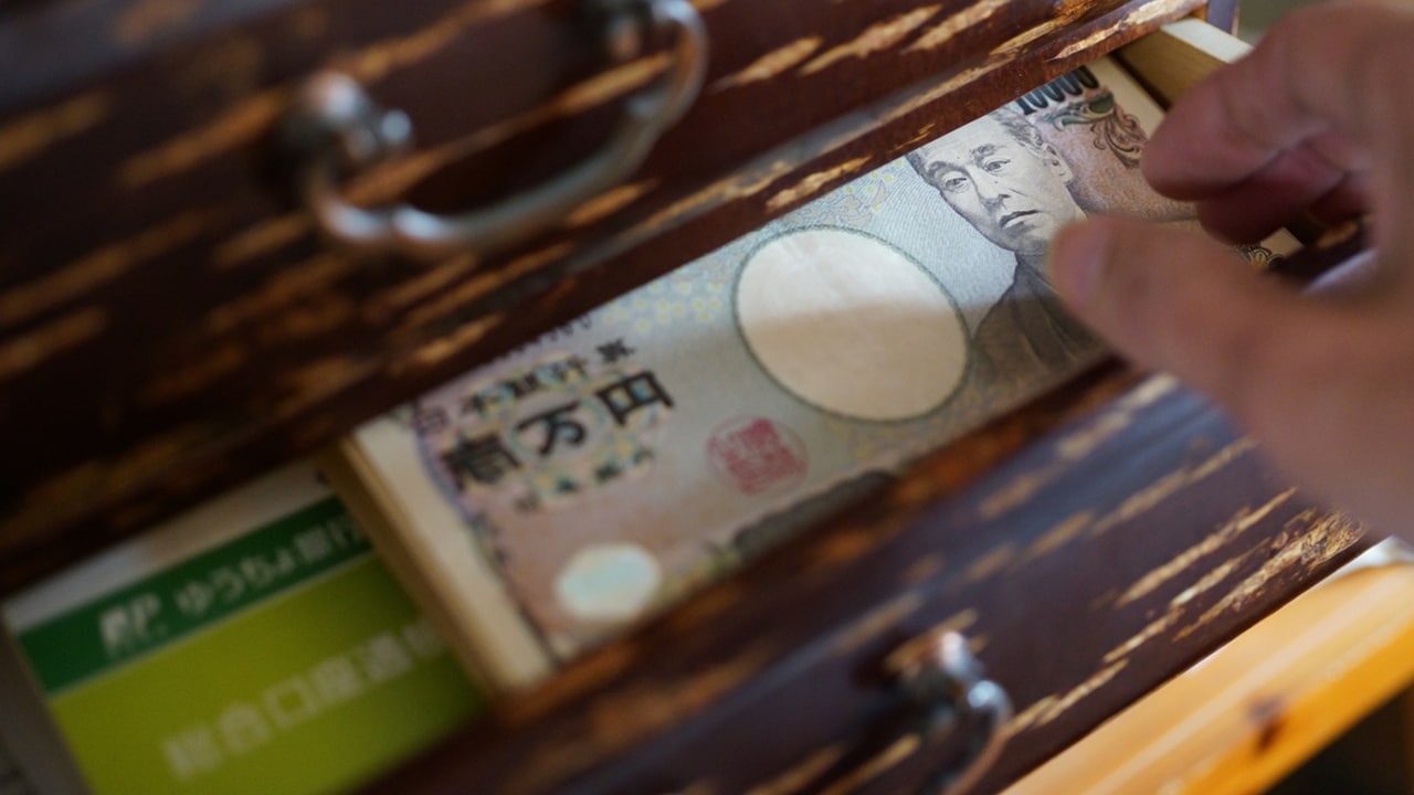 ¥20,000,000……子のいない伯父（享年81）の死から5年後、甥が伯父のタンスから見つけた巨額の資産が眠る「預金通帳」【CFPが解説】