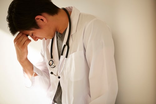 若い医師たちは困惑している…