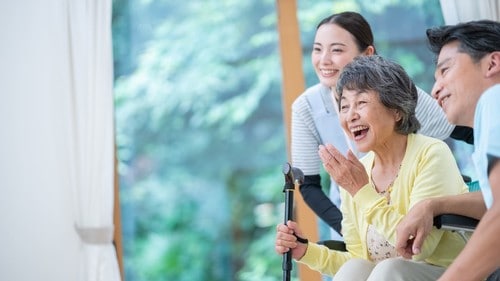 老人ホームの入居者や家族も、税金によって介護ケアは維持されていることを知るべきだという。（※写真はイメージです／PIXTA）