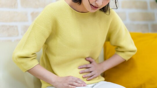 その腹痛、「性器クラミジア」かもしれません。放置すれば不妊のリスクも【性感染症内科医が解説】