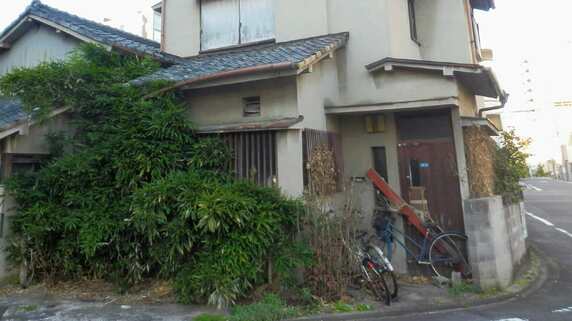 年金月17万円・貯蓄800万円の67歳夫婦が『築40年の古民家』で新生活…3ヵ月後、娘が受け取った〈一通の手紙〉