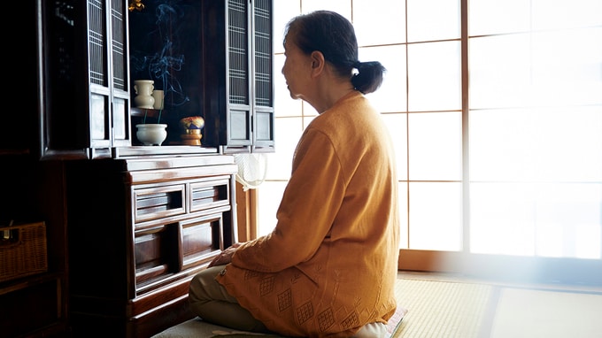 お父さん、お母さん、ごめんなさい…「年金15万円で暮らす両親」が抱えていた現実に涙。数年ぶりに帰省した〈40歳一人娘〉が実家の仏壇で目撃した「まさかの光景」