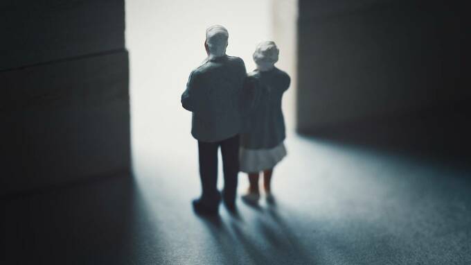 老後資金2000万円だけでは不十分!?…倹約家の老夫婦も驚愕の「高齢者施設」入居費用