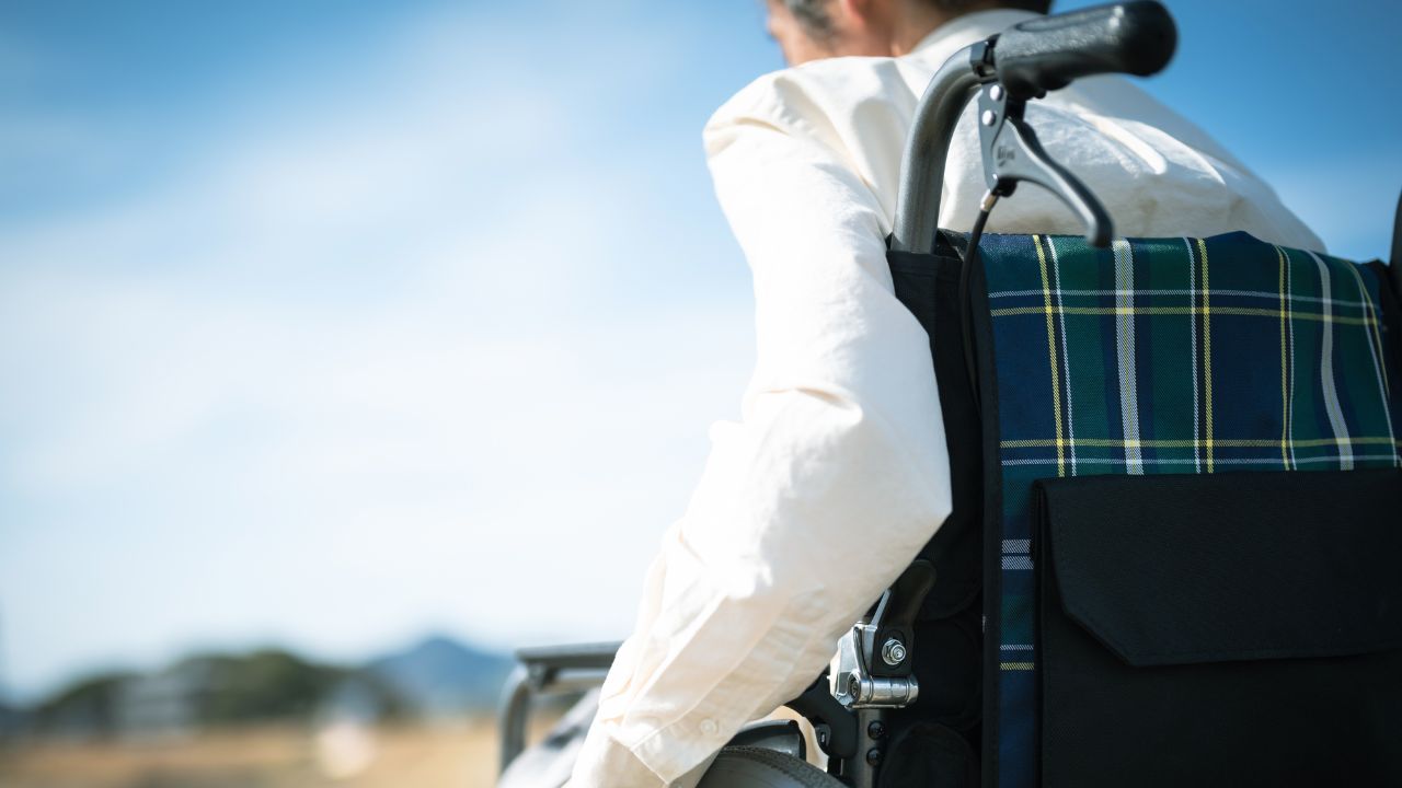 助けてくれる人はいなかった。資産5,000万円の60代男性、 定年後に「スローライフ」を始めたが…800万円かけた古民家で老後資金が崩壊した日