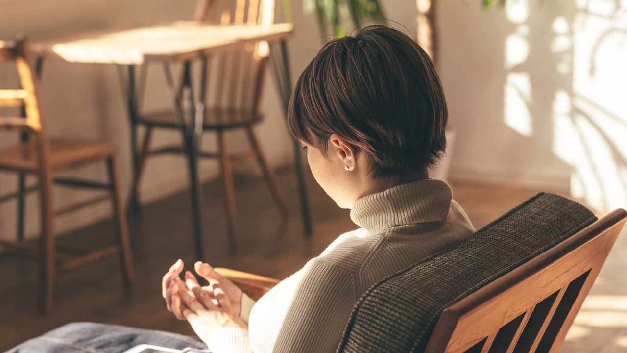 手取り月30万円・28歳女性教師、ある朝、職員室でみた「衝撃光景」に絶句。「教師、やめます」と決意