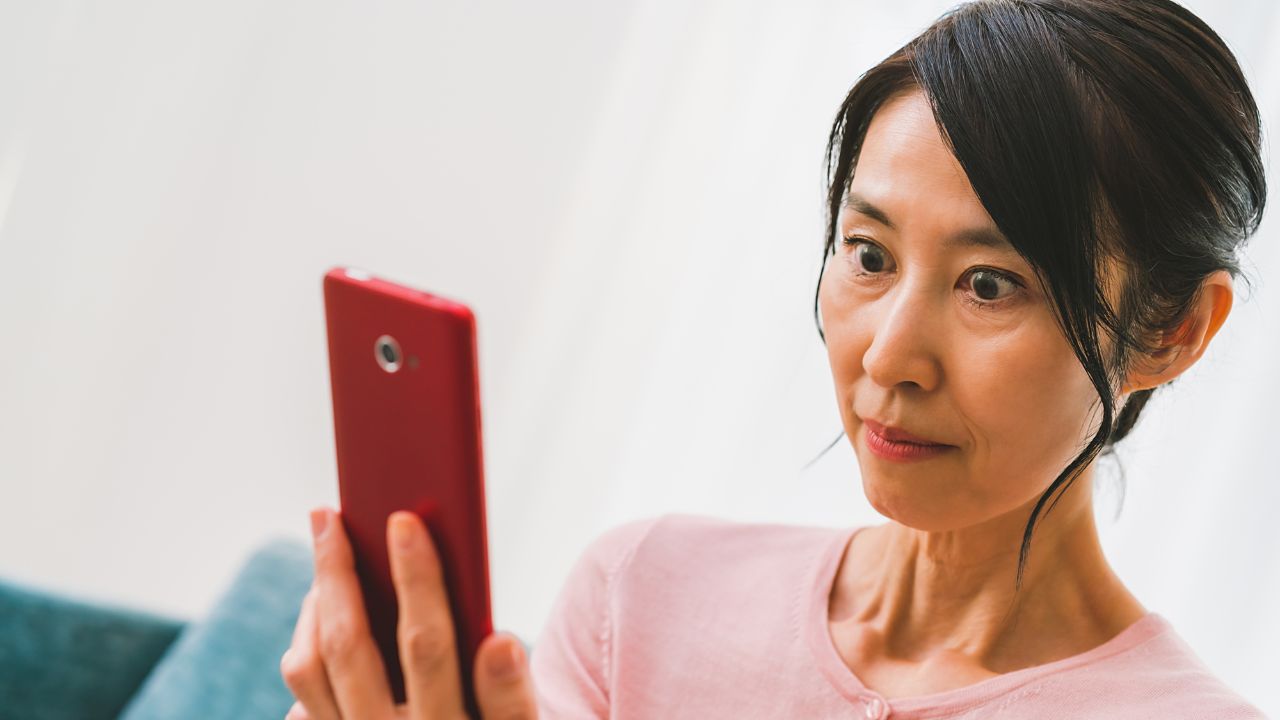  「肩の荷が下りました」と安堵の60歳夫、〈退職金2,500万円〉で定年退職。しかし翌月、妻が発見した「謎の振込先」に「あなた、嘘でしょ？」と顔面蒼白のワケ