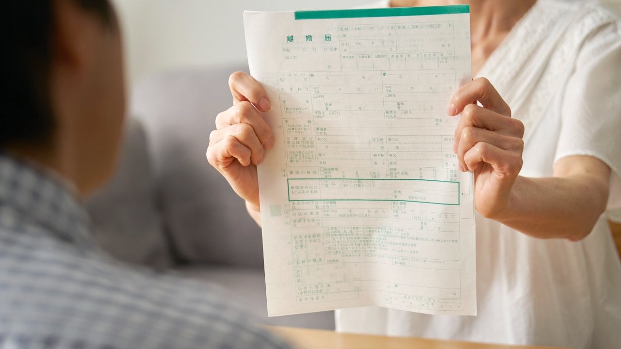 「私の20年、返してよ！」〈老後資金2,000万円〉をFXで溶かした58歳夫、土下座で許しを乞うも…55歳妻が突きつけたのは「離婚」の2文字