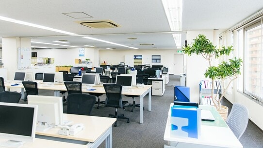 「えっ?それがストレス?」オフィスレイアウトは管理職の配置がポイント【産業医が解説】
