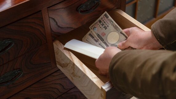 「これ、使ってくれる？」と母。“毎月6万円の仕送り”を続けた55歳長男が葬儀後に知った〈驚きのへそくり額〉