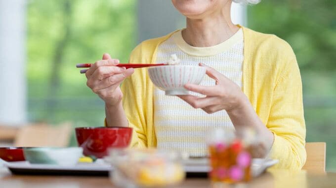 「自然と友達ができると思っていたけど」〈年金月16万円・73歳女性〉シニアマンションへ住み替えて半年…食堂で気づいた“思わぬ誤算”