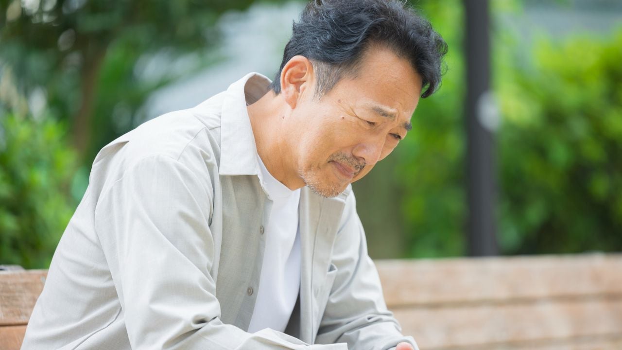 何のために生きてきたんだろう…〈月収90万円〉の現役時代から一転、〈年金月18万円〉81歳男性。孤独な食卓で涙