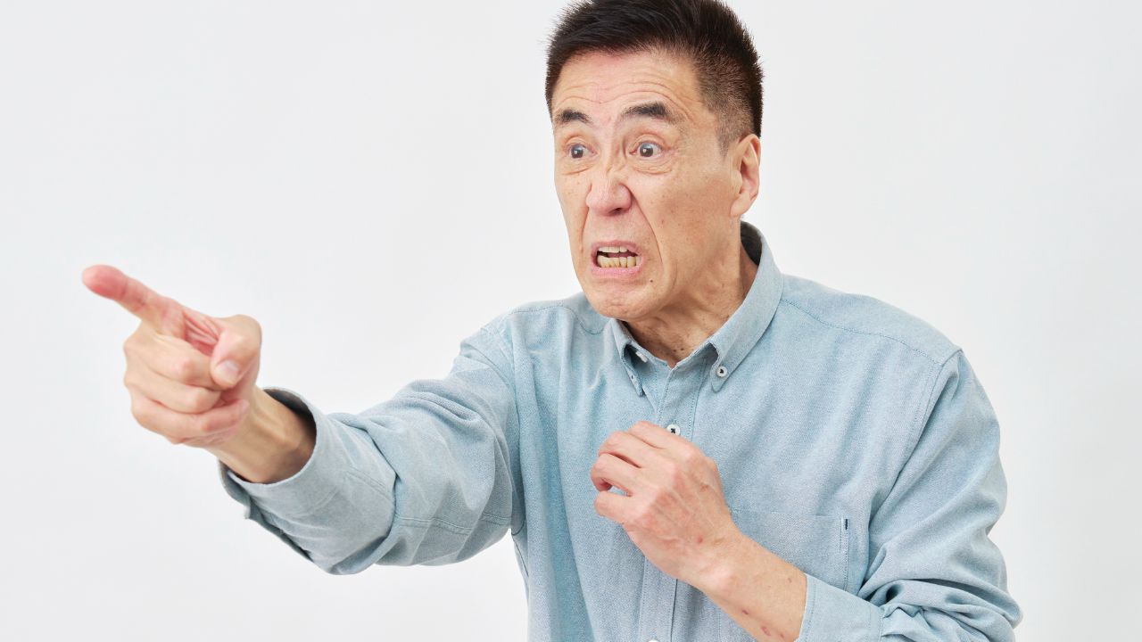 「もう帰ってくれ！」〈年金月17万円・70歳父〉、実家帰省中の〈年収1,200万円・42歳長男〉に大激怒のワケ