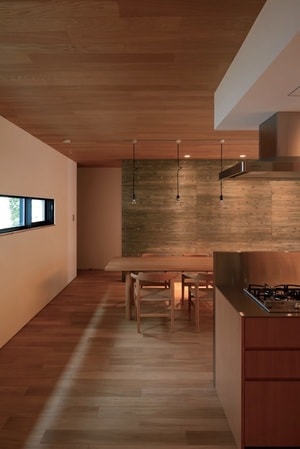 バリアフリー住宅としての実用性とデザイン性を両立させている。