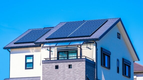 「太陽光発電システム」の導入が家計に与える経済効果。メンテナンス費を考慮しても“投資”として成立し「生涯コスト」を削減できるワケ
