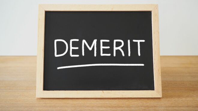 「DEMERIT」と書かれた黒板