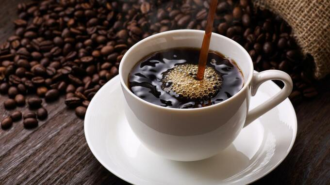 【緑内障】お酒やコーヒーは飲まないほうがいい？眼圧が上がる飲みもの、食べもの（眼科専門医が解説） 