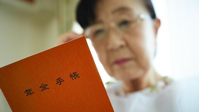 夫婦で年金32万円だったが…夫を亡くした70代の元会社員妻、年金事務所窓口の「遺族年金への回答」に思わず涙「あんなに働いてきたのに」
