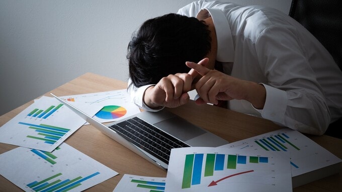 領収書を1枚1枚見て国税庁サイトでいちいち確認。打ち間違えたらやり直し…「2023年10月開始の制度」で経理に待ち受ける“苦難”