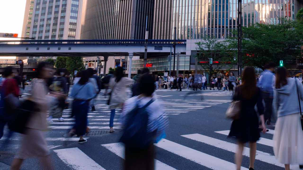 「将来の日本企業」初任給は引き上げられ、中高年層は“漂流する”事情