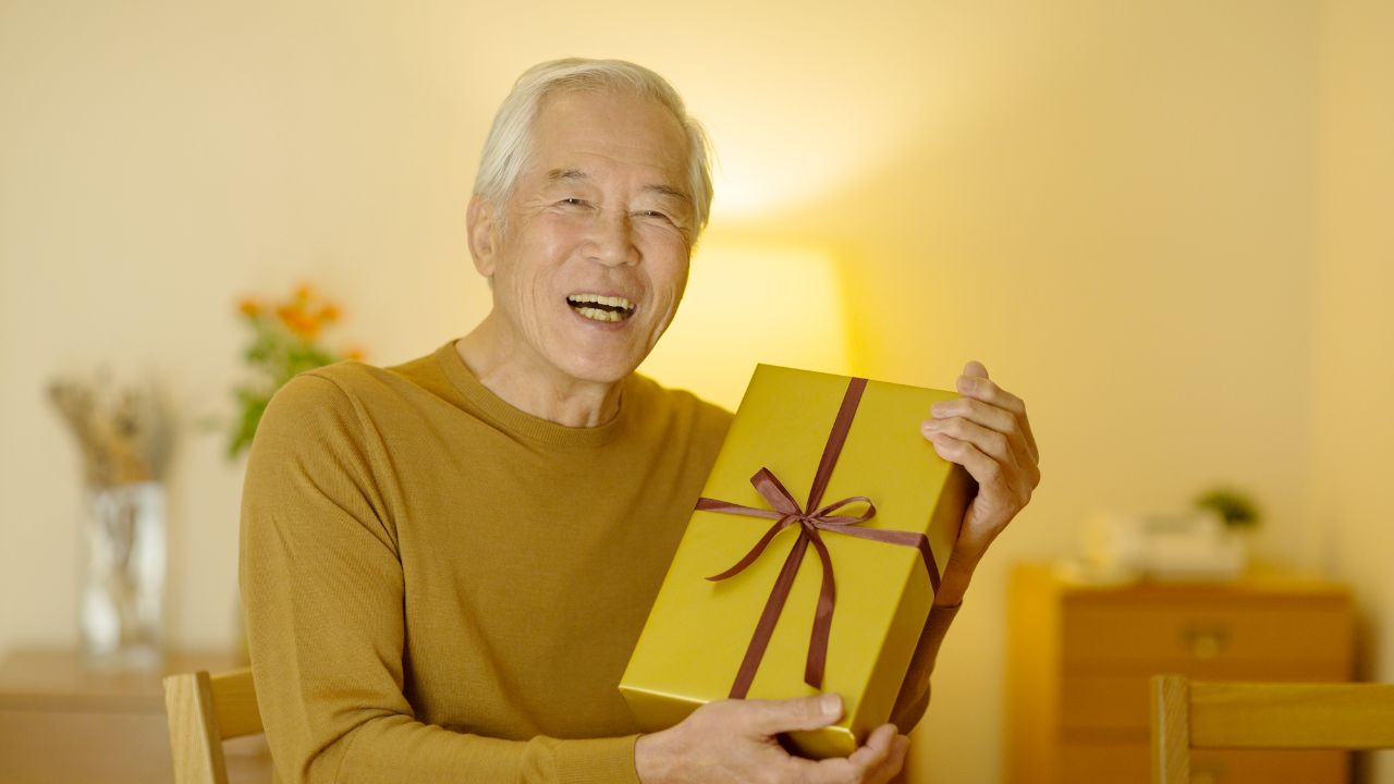 父の日なんて祝うんじゃなかった…〈年金月19万円〉老人ホーム入居の79歳父に、残酷な退去通告。原因は長男家族の愛のこもった手土産