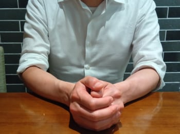 話を伺った教員歴20年の立川悟さん（仮名）。今と異なり、10倍以上の競争率を乗り越えて教師になった