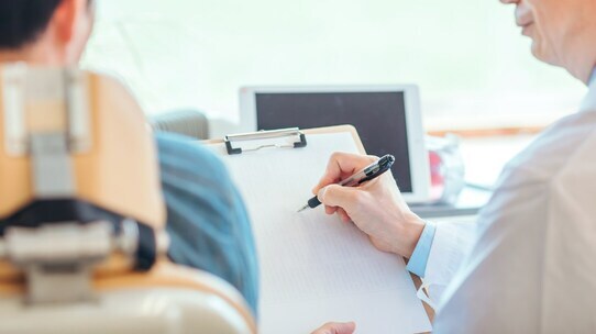 歯医者が「服用中の薬はありますか?」と聞く深いワケ…歯科治療の思わぬ注意点【歯科医師が解説】