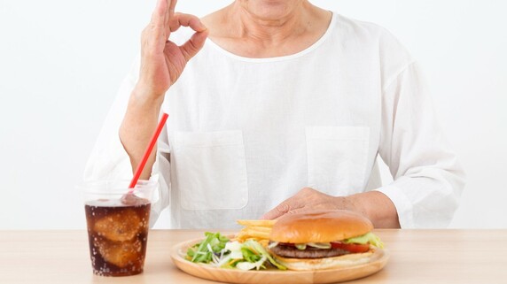 高齢者の食事は「牛丼」や「ハンバーガー」が理想的なワケ【現役医師が解説】