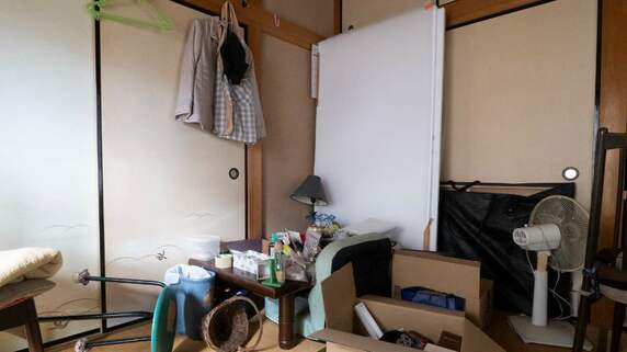 「ちょっと散らかってるだけだよ…」定年後〈地方の一戸建て〉で暮らす年金生活の60代両親、8ヵ月後に訪れた息子が凍りついた理由