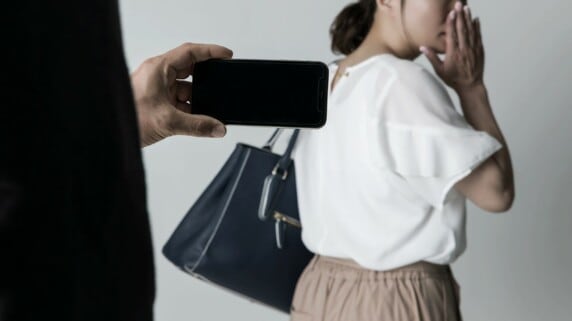 駅のエスカレーターで女性の後ろ姿を盗撮。その場で通報されなかったが、女性は気づいており…後日逮捕される可能性はある？【弁護士が解説】