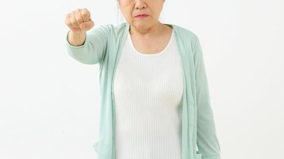 「実家はホテルじゃありません」〈年金月17万円・70歳母〉帰省のたび“上げ膳据え膳”を求める38歳長男に告げたひと言