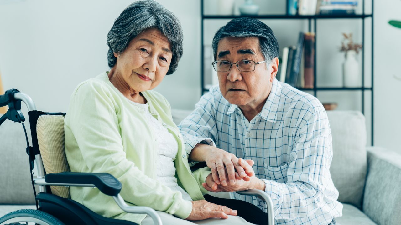 相談員「施設にはもういられないそうです」…年金月15万円・82歳母を〈月25万円の老人ホーム〉に入れた55歳独身息子、突きつけられた「究極の選択」