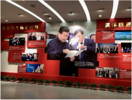 内蒙古伊利実業集団の展示館には、国家主席と同社トップのツーショット写真があった（撮影）東洋証券