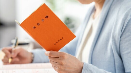 定年まで働いて年金22万円か…やはり大問題な「老後資金額」