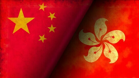 香港政府は、入境時の隔離措置短縮を発表。景気回復の見通しも、株式相場はいまだ閑散